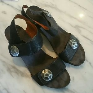 Taos Carousel size 40 Wedge Sandals Black